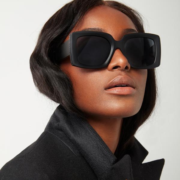 Oversized Sustainable Sunglasses for Women - Sustainable Bardot Black - Model -  TopFoxx